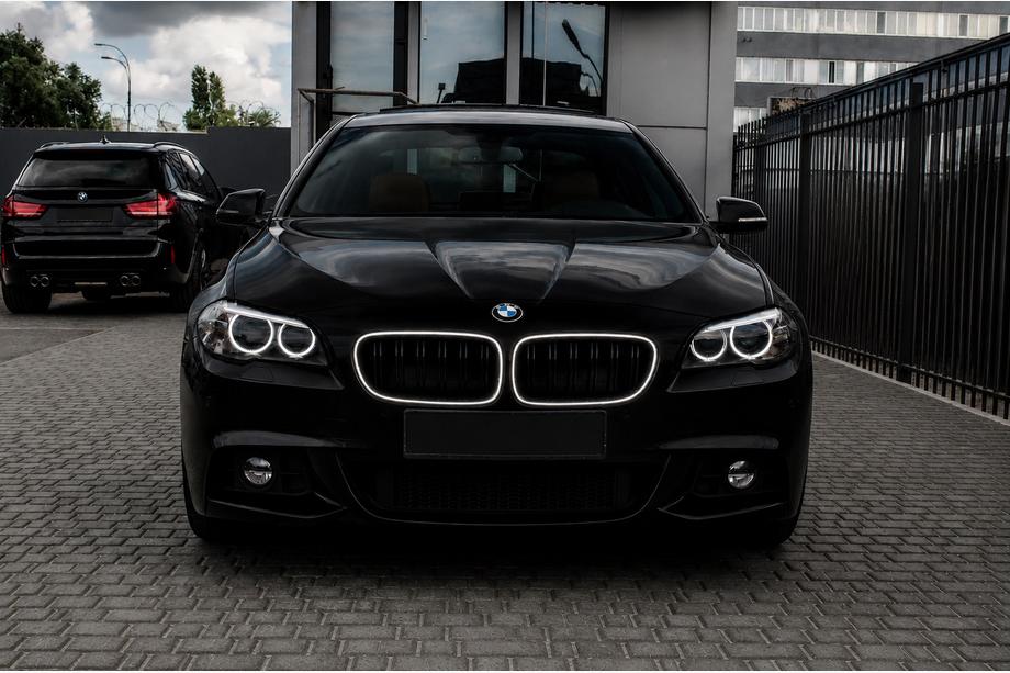 BMW 5 Series F10/F11 2010–2016 M-Look LED Nieren (Hochglanz Schwarz) Image