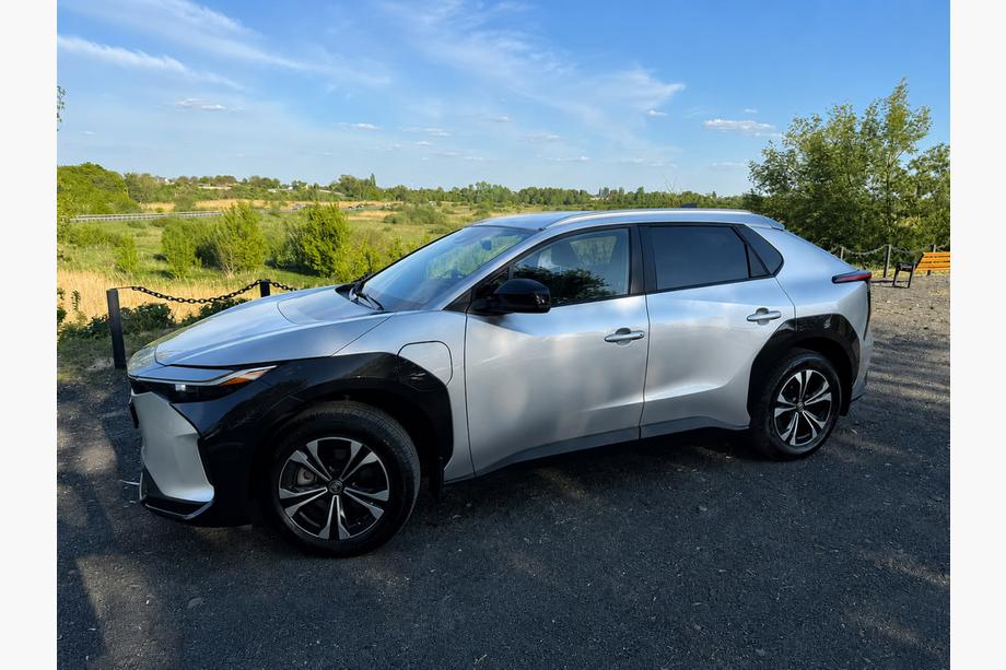 Toyota bZ4X 2022- Integrierte OEM Dachreling grau (Aluminium) Image
