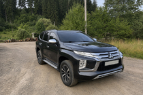 Mitsubishi Pajero Sport 2015- Integrierte Dachreling schwarz OEM (2019-, Aluminium) Foto 1