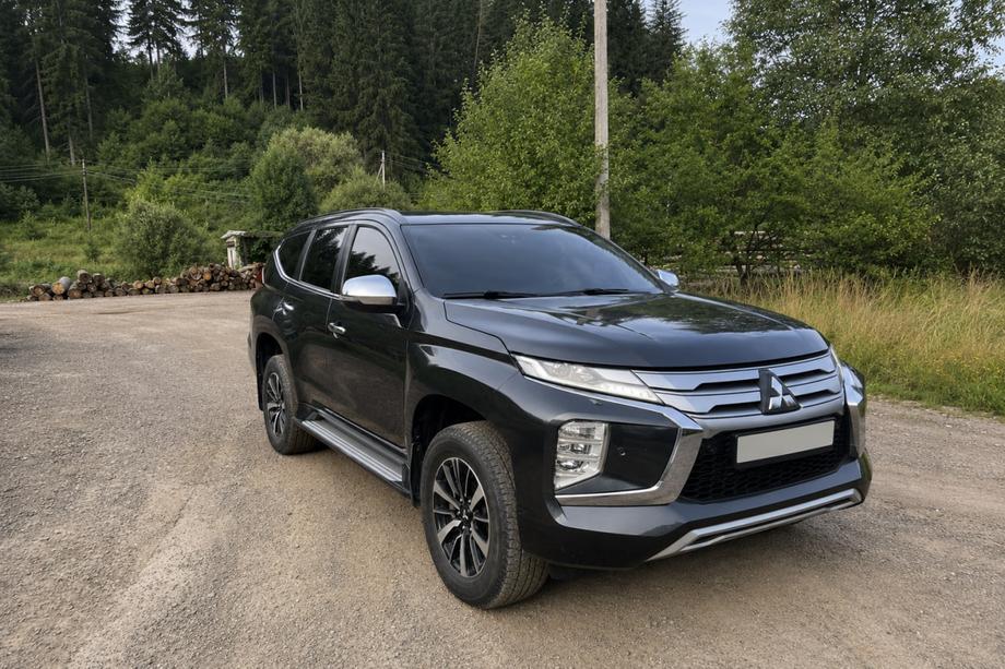 Mitsubishi Pajero Sport 2015- Integrierte Dachreling schwarz OEM (2019-, Aluminium) Image