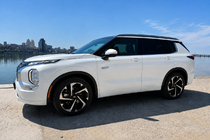 Mitsubishi Outlander 2021- Integrierte Dachreling schwarz OEM (Aluminium) Foto 1