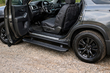 Was man an einem hohen SUV montiert, um leichter einzusteigen und sauber zu bleiben Foto 1