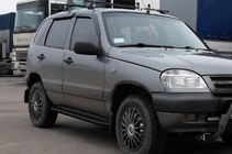 Chevrolet Niva 1998-2020 Seitliche Trittbretter Premium Black (2 Stk., Edelstahl) Ø60 Foto 2