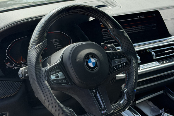 BMW X5 G05 2018 → X5M 2025: Komplett-Upgrade mit Carbon-Bodykit und M-Lenkrad Foto 2