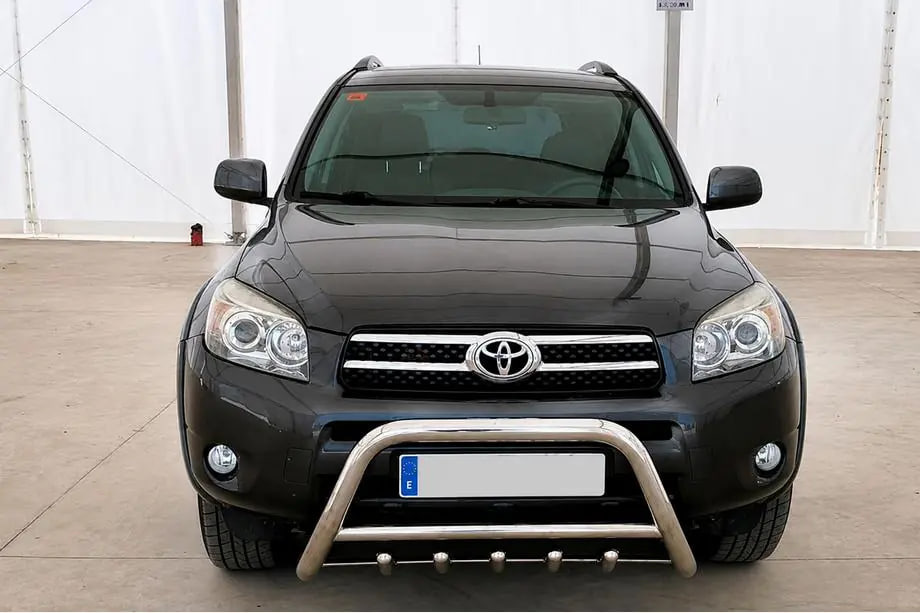 Komplettmontage von Schutz an Toyota RAV4: Frontbügel, Seitenschweller und Heckbügel
