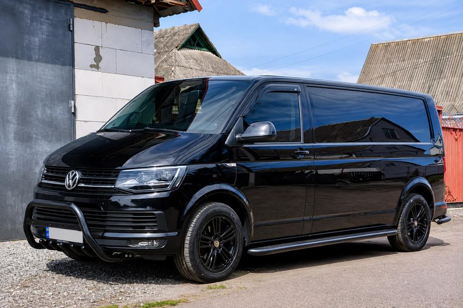 Volkswagen T6 2015-2024 Seitliche Trittbretter Premium Black (2 Stk., Edelstahl) 60 mm, langer Radstand Foto 2