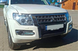 Facelift Mitsubishi Pajero Wagon IV: Austausch der Frontstoßstange Foto 3