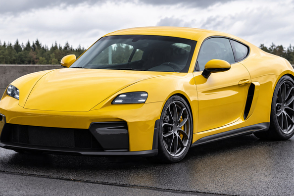 Porsche 718 EV 2027: Prototyp fast ohne Tarnung am Nürburgring gesichtet Foto 1