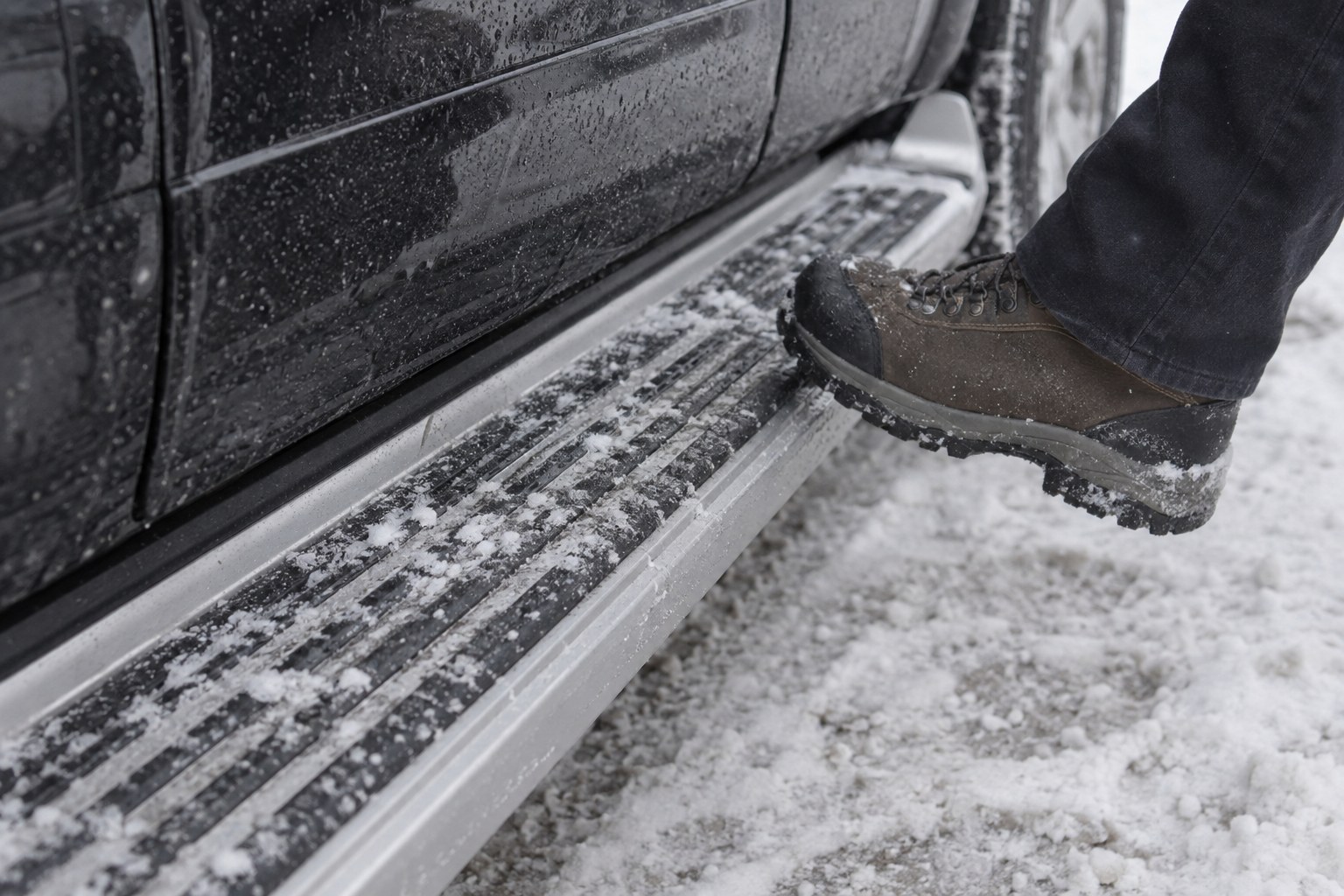 Seitenschweller-Trittbretter im Winter: Eis, Schnee, Salz – sicher treten, richtig pflegen
