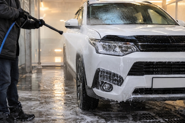 Motorhauben-Deflektor im Winter: Eis darunter, Salz und Hochdruckwäsche – abnehmen? Foto 1