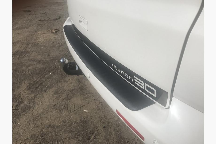 Volkswagen T5 2010-2015 Heckstoßstangenschutz mit Kante (ABS-Kunststoff) Foto 4