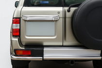 Nissan Patrol Y61 1997-2011 Hintere Leiste (Kunststoff) Foto 1