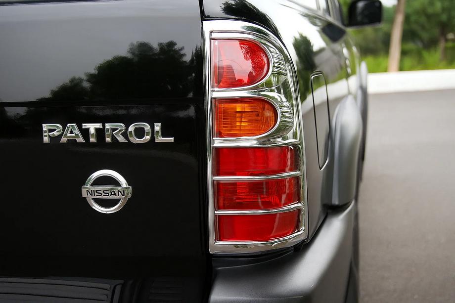 Nissan Patrol Y61 1997-2011 Chrom Blenden für Rückleuchten (Kunststoff) Image