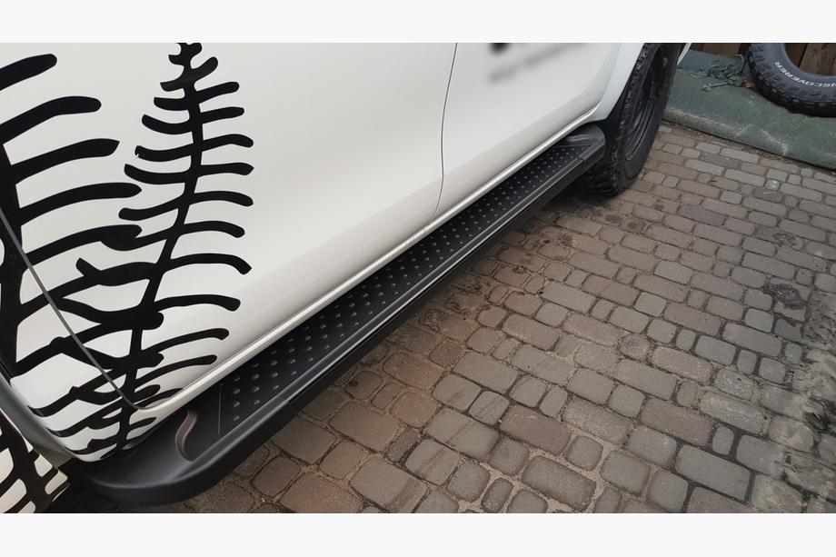 Toyota Hilux 2015- Trittbretter Allmond Black (2 Stk., Aluminium) Image