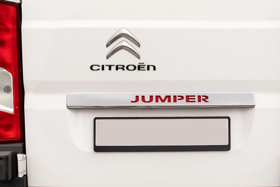 Citroen Jumper 2007-2025 Chromleiste über dem Kennzeichen mit LED-Rot (Edelstahl) Image