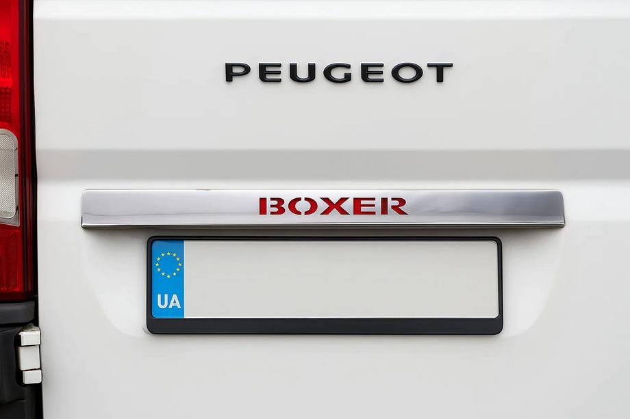 Peugeot Boxer 2006-2025 Chromleiste über dem Kennzeichen mit LED-Rot (Edelstahl) Foto 1