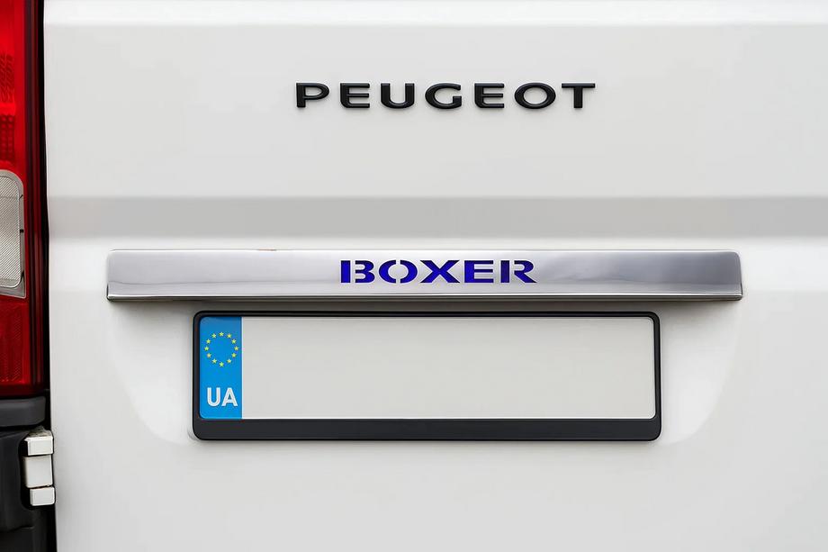 Peugeot Boxer 2006-2025 Chromleiste über dem Kennzeichen mit LED-Blau (Edelstahl) Image