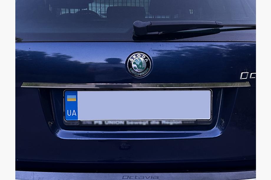 Skoda Octavia II A5 2010-2013 Chromleiste über dem Kennzeichen Carmos (Edelstahl) Image