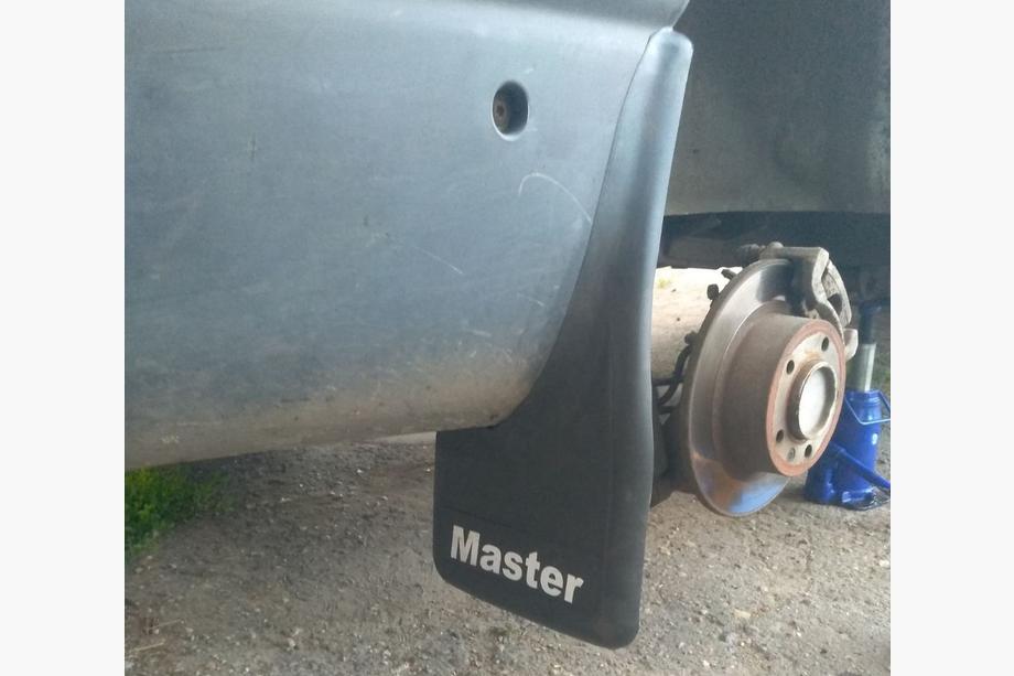 Renault Master 1998-2010 Premium Passgenaue Schmutzfaenger mit Vertiefung (2 Stk, Gummi) Image