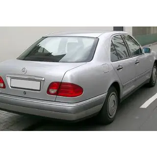 Kofferraumleisten über dem Kennzeichen (Sedan) Mercedes E-class W210 1995-2002 Foto 1