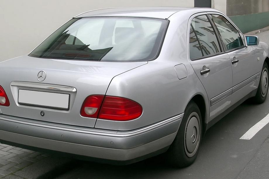 Mercedes E-class W210 1995-2002 Kofferraumleisten über dem Kennzeichen (Sedan) Image