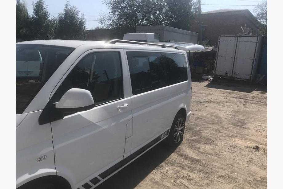 Volkswagen T5 Multivan 2003–2010 Schwarze Dachreling Lange Basis, Metallfuesse Foto 9