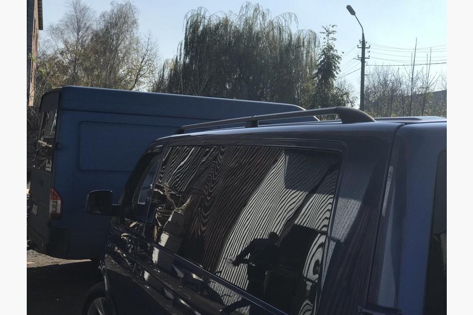 Volkswagen T5 Multivan 2003–2010 Schwarze Dachreling Lange Basis, Metallfuesse Foto 8