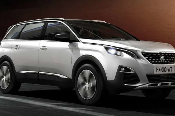 Französisch-Stil in der Crossover Peugeot 5008 2017