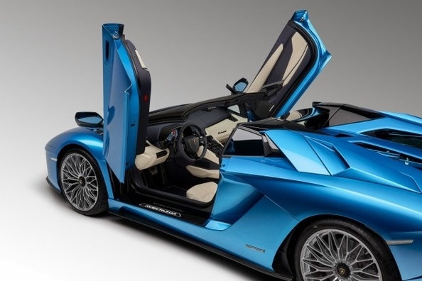 In Frankfurt präsentieren die aktualisierte Lamborghini Aventador S Roadster