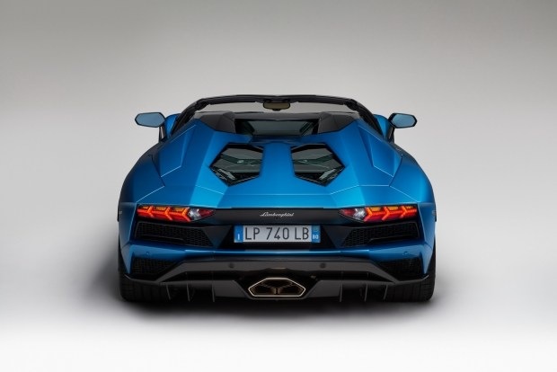 In Frankfurt präsentieren die aktualisierte Lamborghini Aventador S Roadster