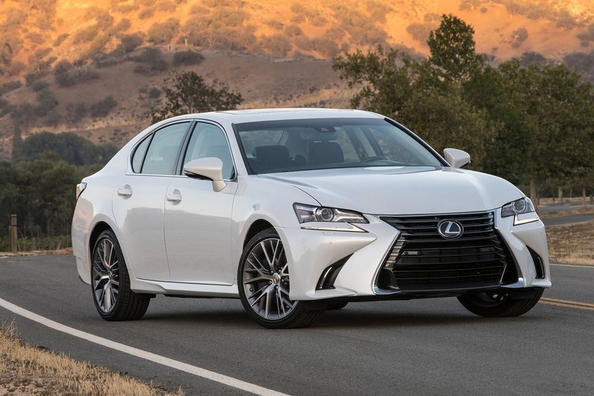 Übersicht der Limousine Lexus GS