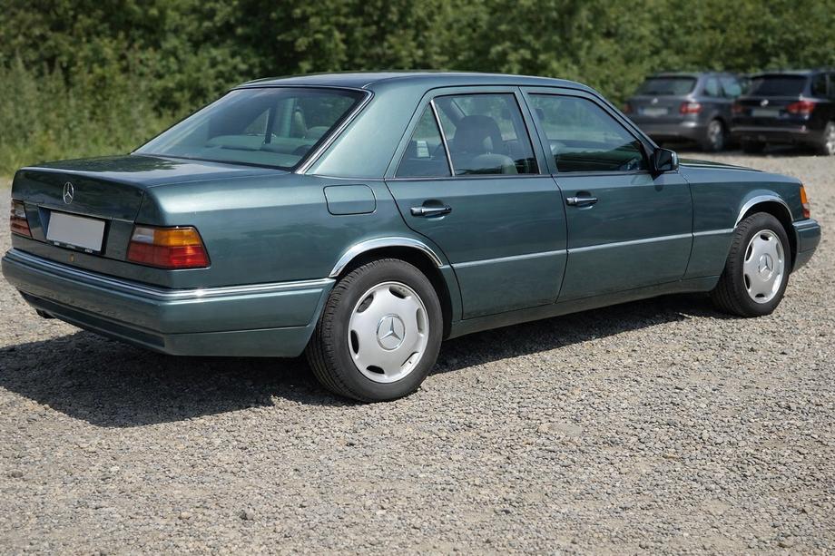 Mercedes E-class W124 1984–1997 Radlaufverkleidungen 1989-1995 (4 Stk, Edelstahl) Image