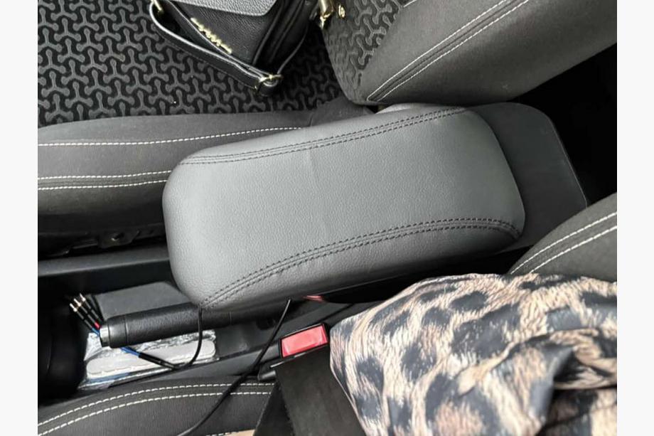 Citroen C-3 2009–2016 Armlehne (mit Kunststoffadapter für Getränkehalter) Foto 5