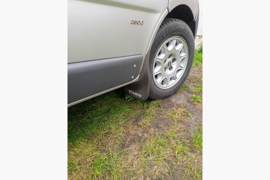 Opel Vivaro 2001–2015 Vordere passgenaue Schmutzfänger (Satz) Foto 2