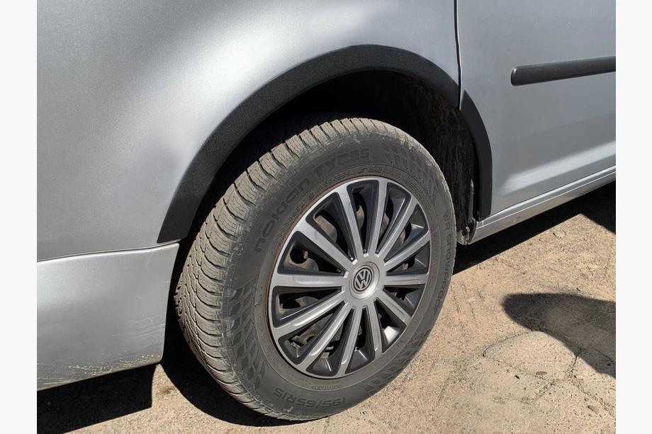 Volkswagen Caddy 2010-2015 Radlaufverbreiterungen (schwarz matt) Kurzversion, 2 Seitenteile (Metall) Foto 12