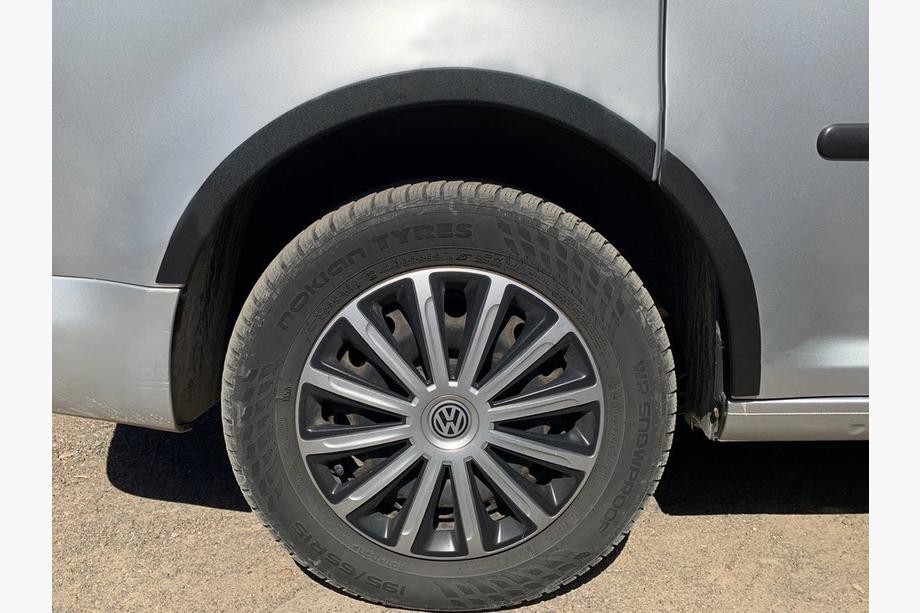 Volkswagen Caddy 2010-2015 Radlaufverbreiterungen (schwarz matt) Kurzversion, 2 Seitenteile (Metall) Foto 11