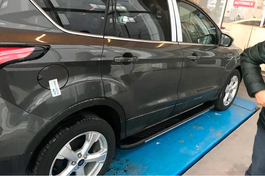 Ford Kuga/Escape 2013-2019 Trittbretter Bosphorus Grey (2 Stk., Aluminium) Mit schwarzer Leiste an den Türen Foto 5