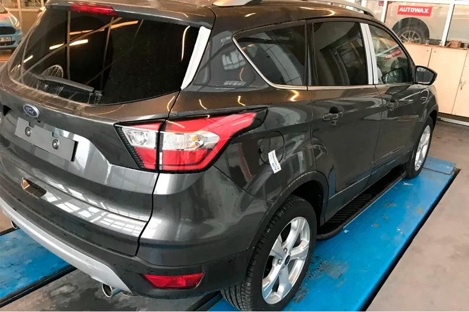 Ford Kuga/Escape 2013-2019 Trittbretter Bosphorus Grey (2 Stk., Aluminium) Mit schwarzer Leiste an den Türen Foto 6