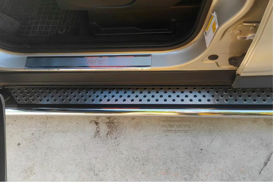 Ford Kuga/Escape 2013-2019 Seitenschweller Maydos V2 (2 Stk., Aluminium + Edelstahl) Mit Zierleisten an den Türen Foto 7