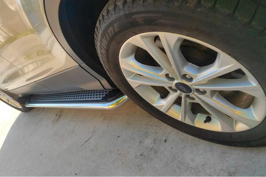Ford Kuga/Escape 2013-2019 Seitenschweller Maydos V2 (2 Stk., Aluminium + Edelstahl) Mit Zierleisten an den Türen Foto 8