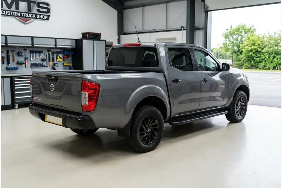 Nissan Navara/NP300 2016- Seitenschweller Bosphore Black (2 Stk., Aluminium) Image
