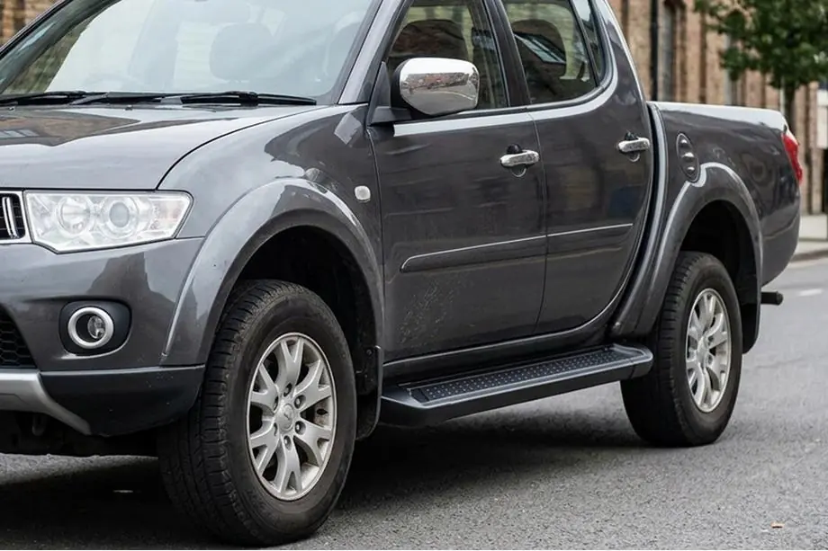 Mitsubishi L200 2015-2024 Trittbretter Allmond Black (2 Stk., Aluminium) Image