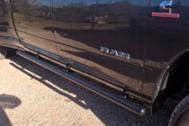 Dodge RAM (DT) 2018– Seitliche Standardrohre (2 Stk., Edelstahl) Foto 3