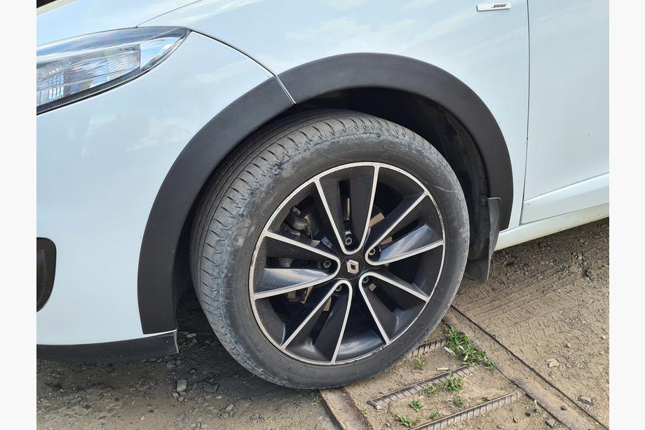 Renault Megane III 2009-2016 Kotflügelverbreiterungen (8 Stk, schwarz) Foto 2