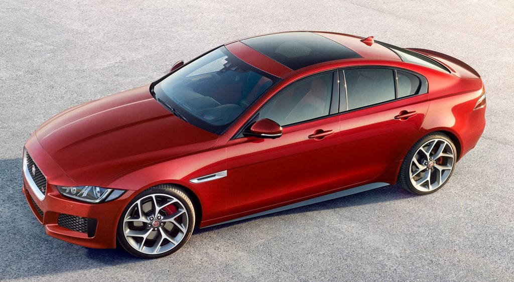 Übersicht der Limousine Jaguar XE
