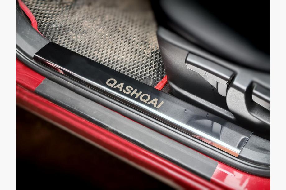 Nissan Qashqai 2007-2010 Einstiegsleisten Abdeckungen aus Kunststoff (4 Stk, Edelstahl) Image