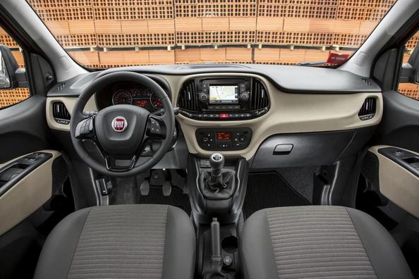 Rückblick auf den Fünfsitzer-Kompaktwagen Fiat Doblo Foto 5