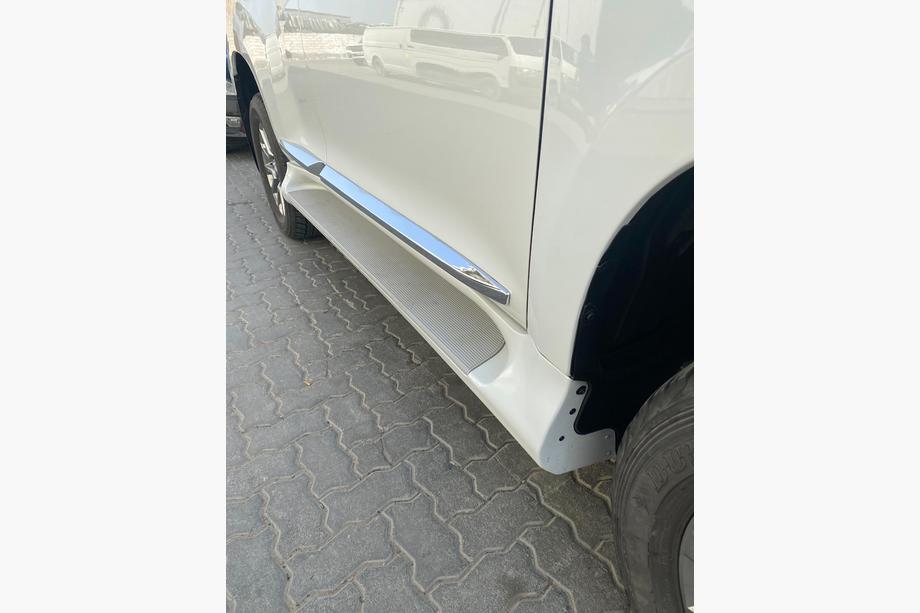 Toyota Land Cruiser Prado 150 2009-2023 Seitenschweller GX-Style (2 Stk., Aluminium) Weiß (schwarze Trittstufe) Foto 4