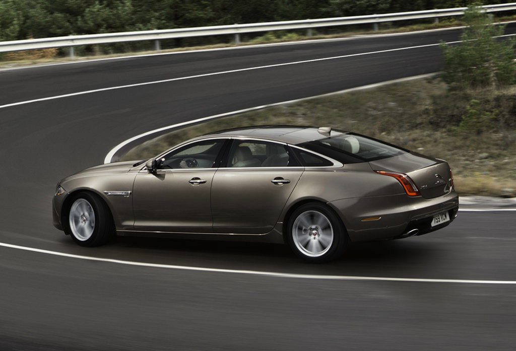 Überblick über die Flaggschiff-Limousine Jaguar XJ