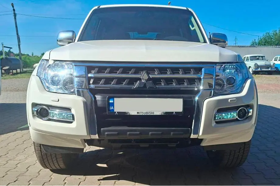 Mitsubishi Pajero Wagon IV 2006-2021 Facelift Set (Frontstoßstange) Image